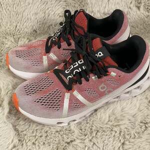 On Cloud Helion Women’s Athletic Shoes